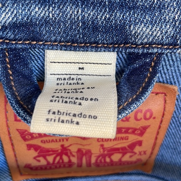 Levi’s Cropped Denim Jacket - Picture 2 of 3